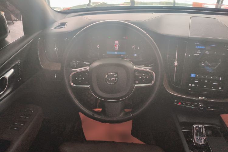 Used Volvo XC60 2022 B5 4x4 Smart Luxury Edition Steering Wheel