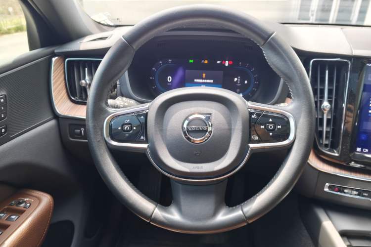 Used Volvo XC60 2022 B5 4x4 Smart Luxury Edition Steering Wheel