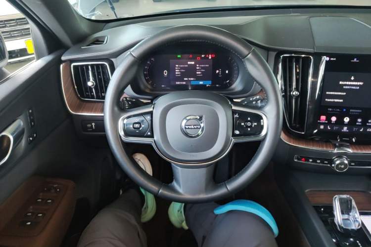 Used Volvo XC60 2022 B5 4x4 Smart Luxury Edition Steering Wheel