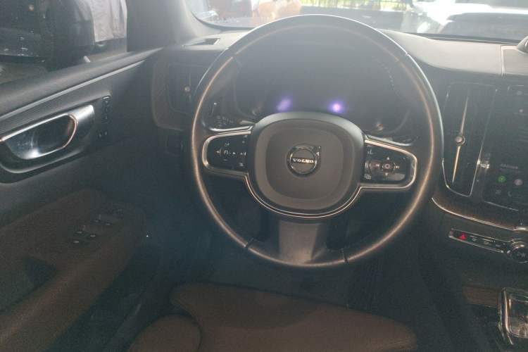 Used Volvo XC60 2022 B5 4x4 Smart Luxury Edition Steering Wheel