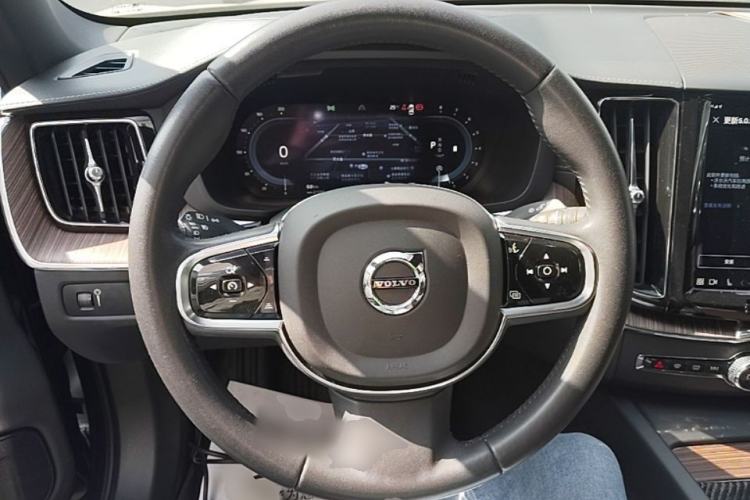 Used Volvo XC60 2022 B5 4x4 Smart Luxury Edition Steering Wheel