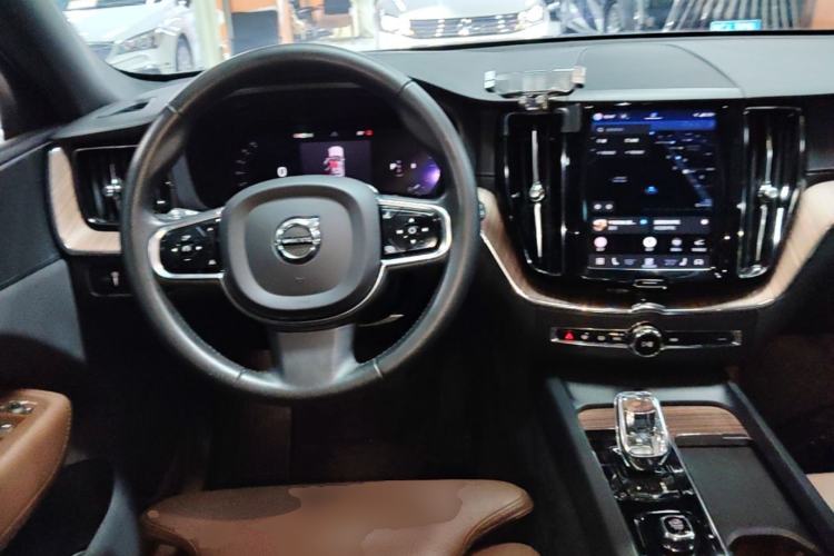Used Volvo XC60 2022 B5 4x4 Smart Luxury Edition Steering Wheel