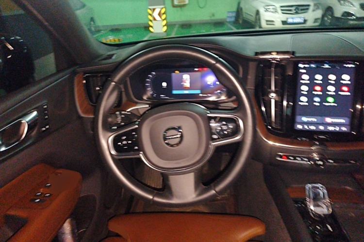 Used Volvo XC60 2022 B5 4x4 Smart Luxury Edition Steering Wheel