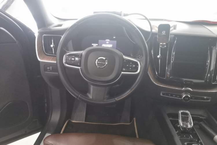 Used Volvo XC60 2022 B5 4x4 Smart Luxury Edition Steering Wheel