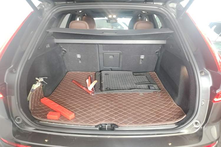 Used Volvo XC60 2022 B5 4x4 Smart Luxury Edition Trunk