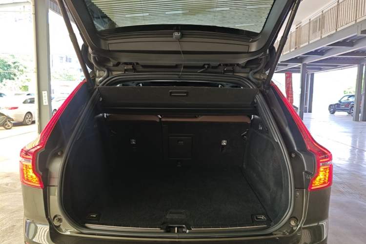 Used Volvo XC60 2022 B5 4x4 Smart Luxury Edition Trunk