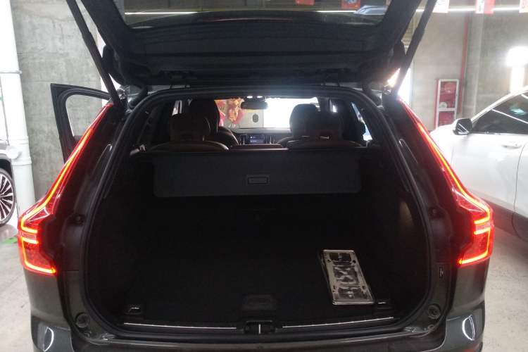 Used Volvo XC60 2022 B5 4x4 Zhiyi Luxury Edition Trunk