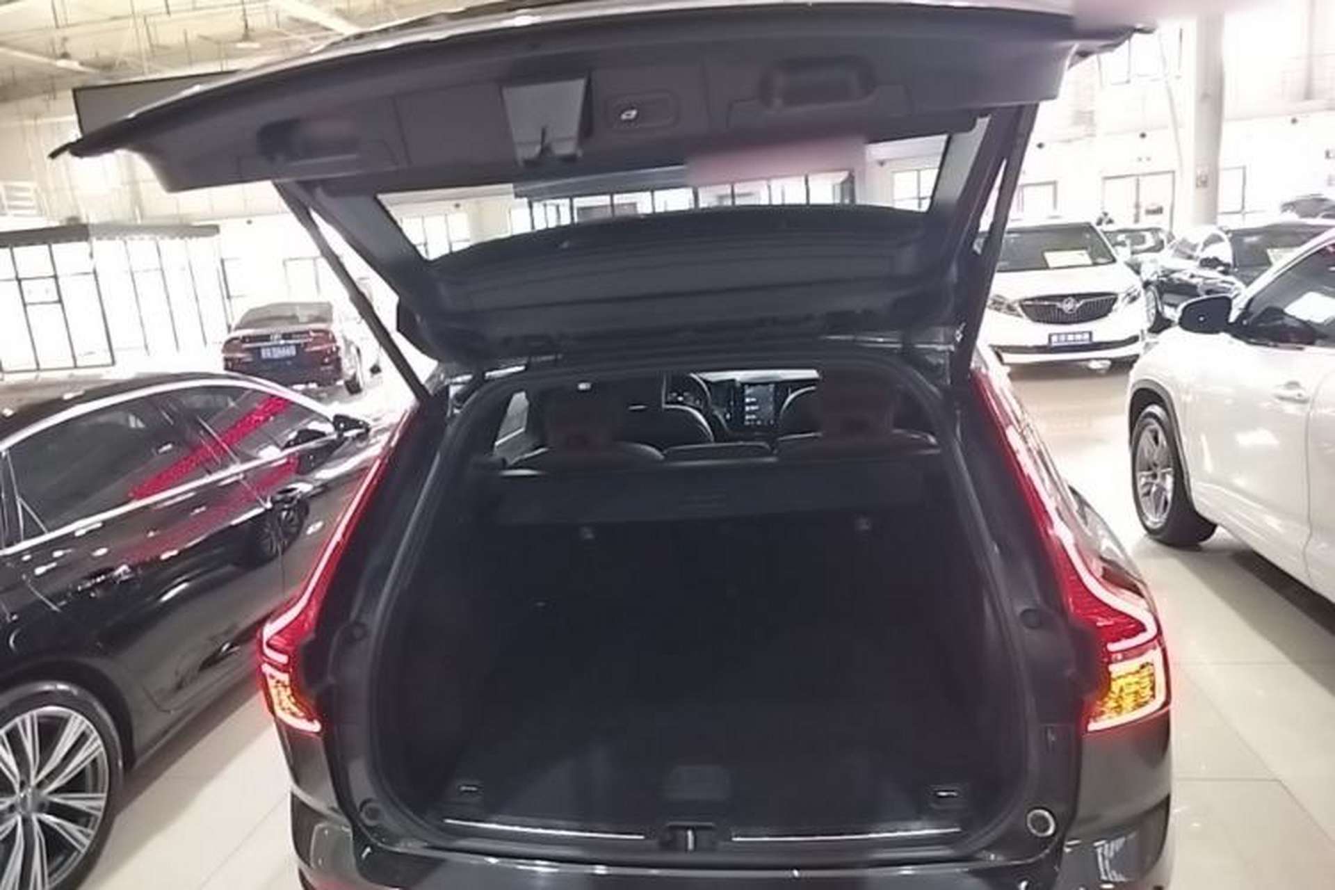 Used Volvo XC60 2022 B5 4x4 Zhiyi Luxury Edition Trunk