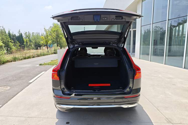 Used Volvo XC60 2022 B5 4x4 Smart Luxury Edition Trunk