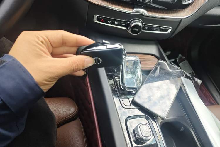 Used Volvo XC60 2022 B5 4x4 Smart Luxury Edition Vehicle Key