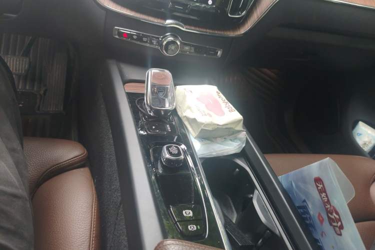 Used Volvo XC60 2022 B5 4x4 Smart Luxury Edition Gear Lever