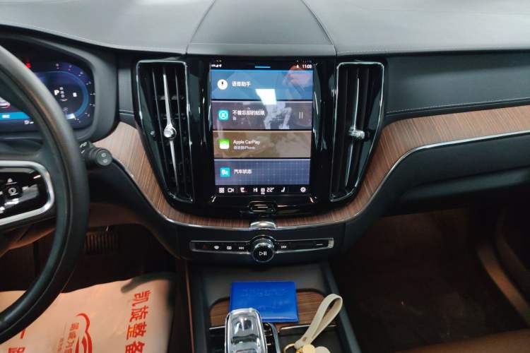 Used Volvo XC60 2022 B5 4x4 Smart Luxury Edition Audio And AC Panel