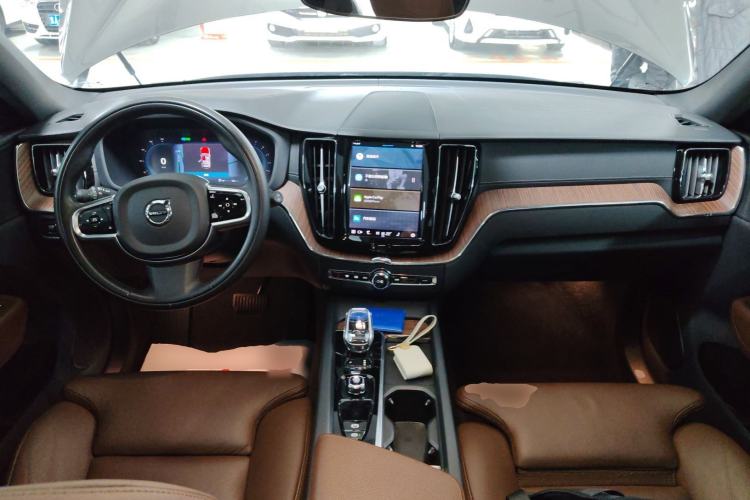 Used Volvo XC60 2022 B5 4x4 Smart Luxury Edition Center Console