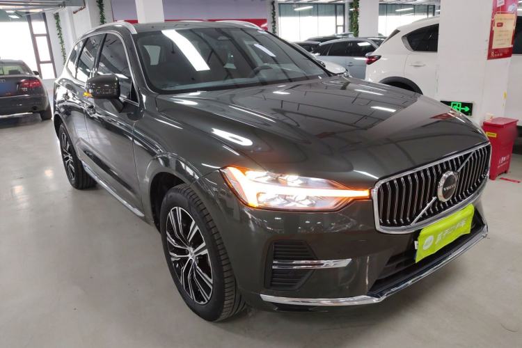 Used Volvo XC60 2022 B5 4x4 Smart Luxury Edition Front Right 45 Deg