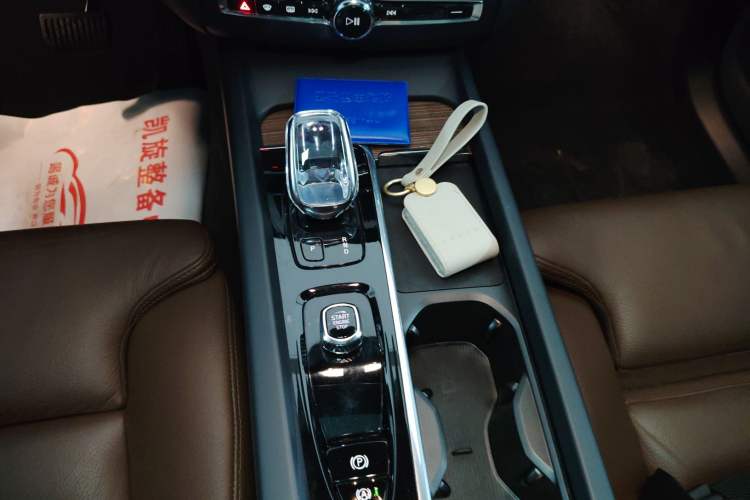 Used Volvo XC60 2022 B5 4x4 Smart Luxury Edition Gear Lever