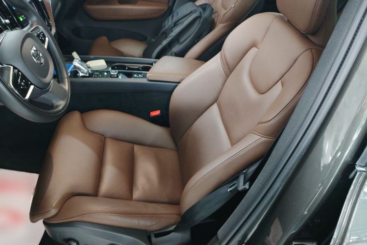 Used Volvo XC60 2022 B5 4x4 Smart Luxury Edition Left Front Seat