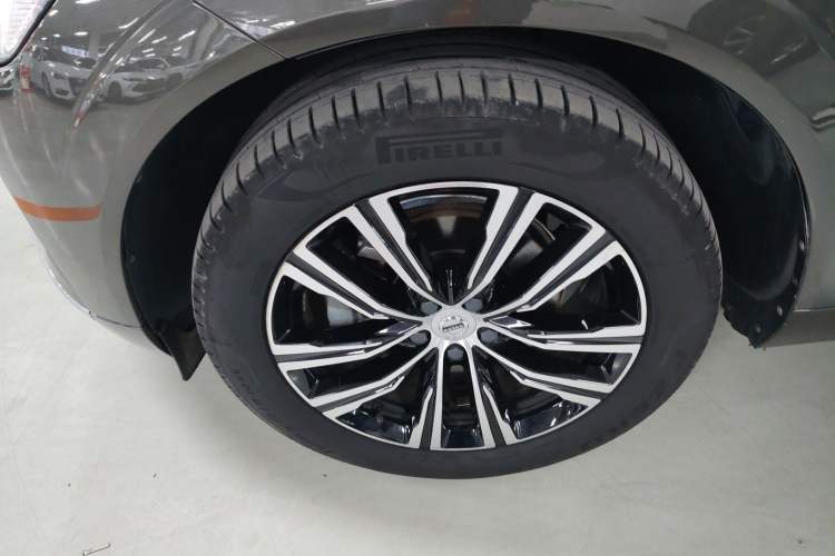 Used Volvo XC60 2022 B5 4x4 Smart Luxury Edition Left Front Wheel Hub