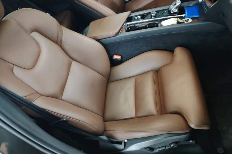 Used Volvo XC60 2022 B5 4x4 Smart Luxury Edition Right Front Seat