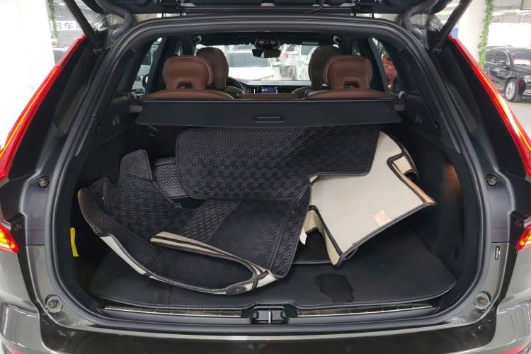Used Volvo XC60 2022 B5 4x4 Smart Luxury Edition Trunk