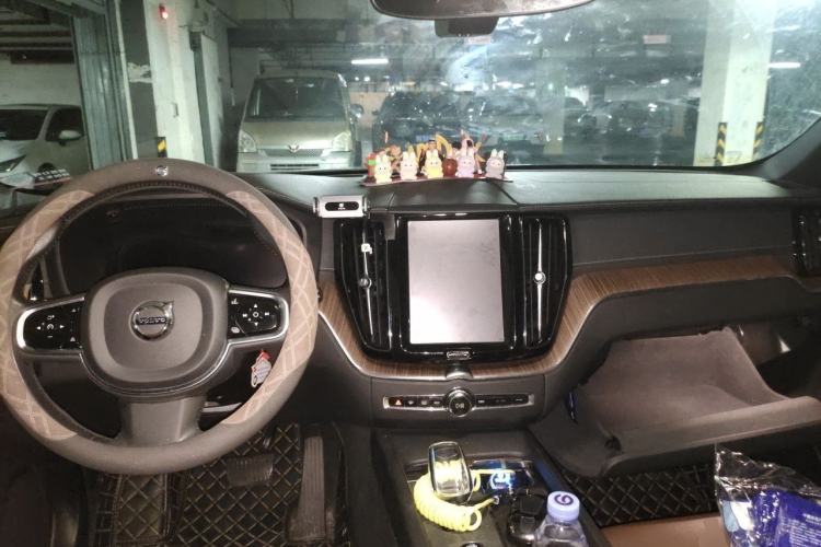 Used Volvo XC60 2022 B5 4x4 Smart Luxury Edition Center Console