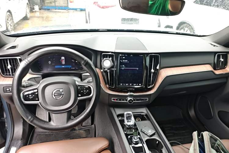 Used Volvo XC60 2022 B5 4x4 Smart Luxury Edition Center Console