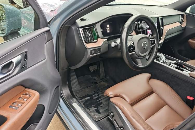 Used Volvo XC60 2022 B5 4x4 Smart Luxury Edition Driver Seat