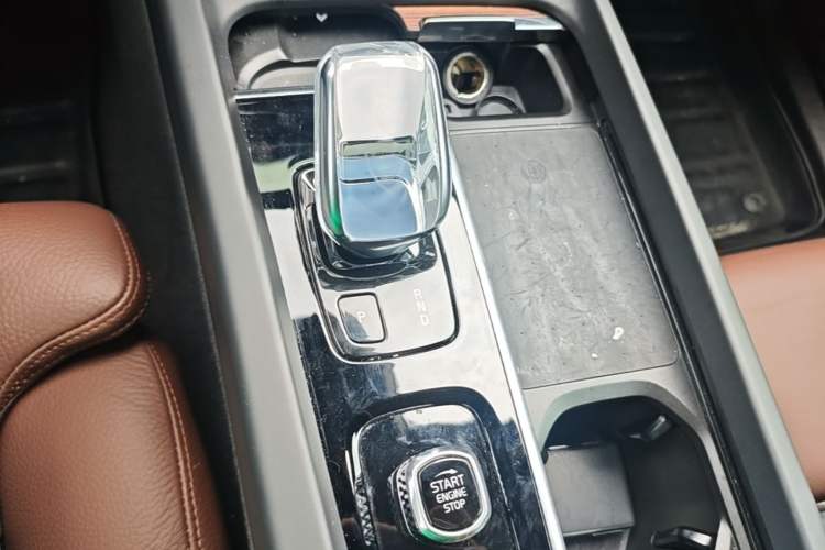 Used Volvo XC60 2022 B5 4x4 Smart Luxury Edition Gear Lever