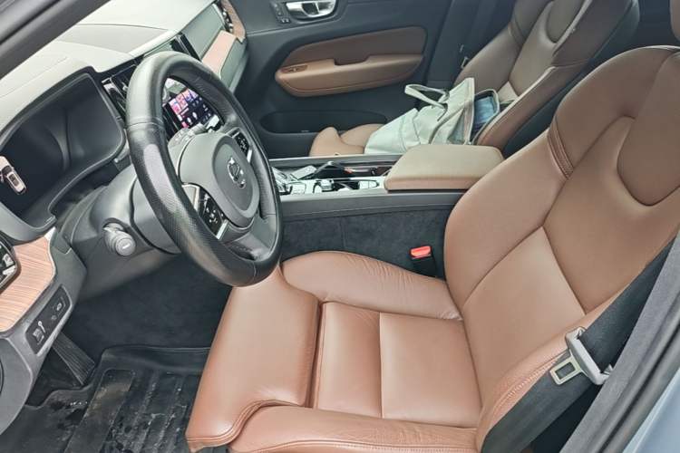 Used Volvo XC60 2022 B5 4x4 Smart Luxury Edition Left Front Seat