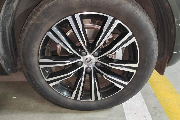 Used Volvo XC60 2022 B5 4x4 Smart Luxury Edition Right Front Wheel Hub