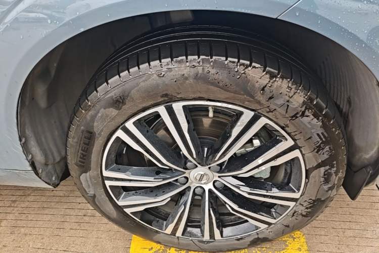 Used Volvo XC60 2022 B5 4x4 Smart Luxury Edition Right Front Wheel Hub
