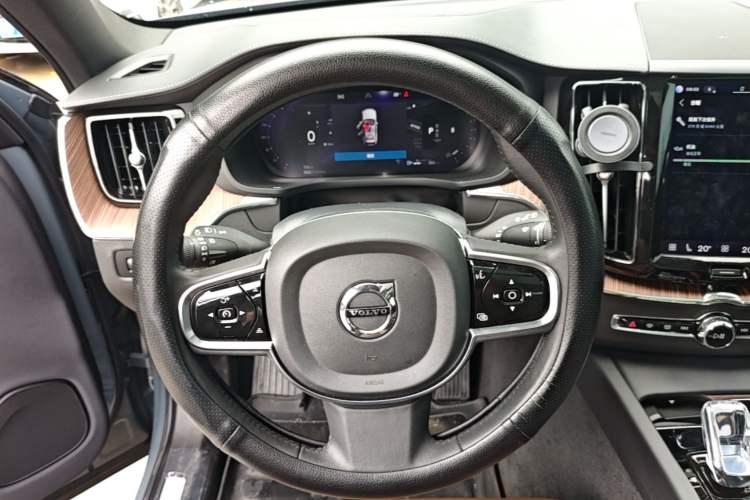 Used Volvo XC60 2022 B5 4x4 Smart Luxury Edition Steering Wheel