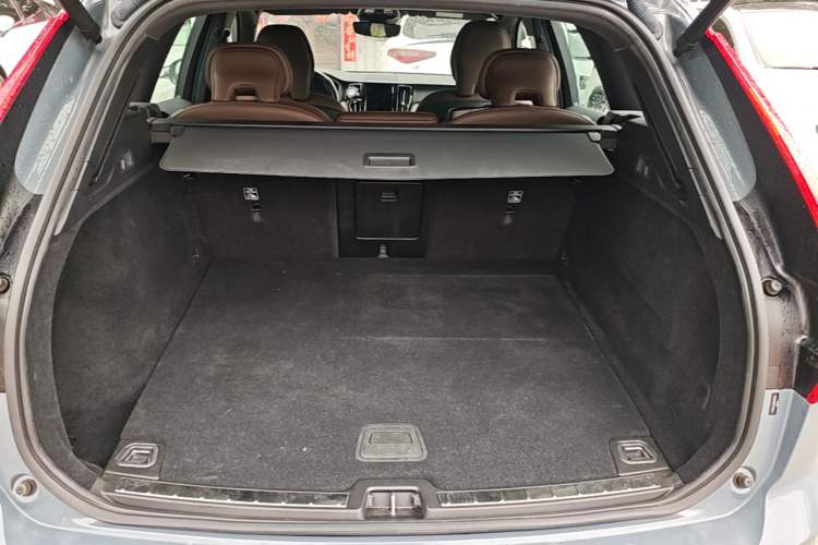 Used Volvo XC60 2022 B5 4x4 Smart Luxury Edition Trunk