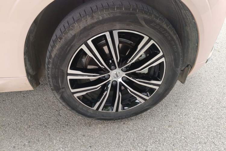 Used Volvo XC60 2022 B5 4x4 Smart Luxury Edition Right Front Wheel Hub