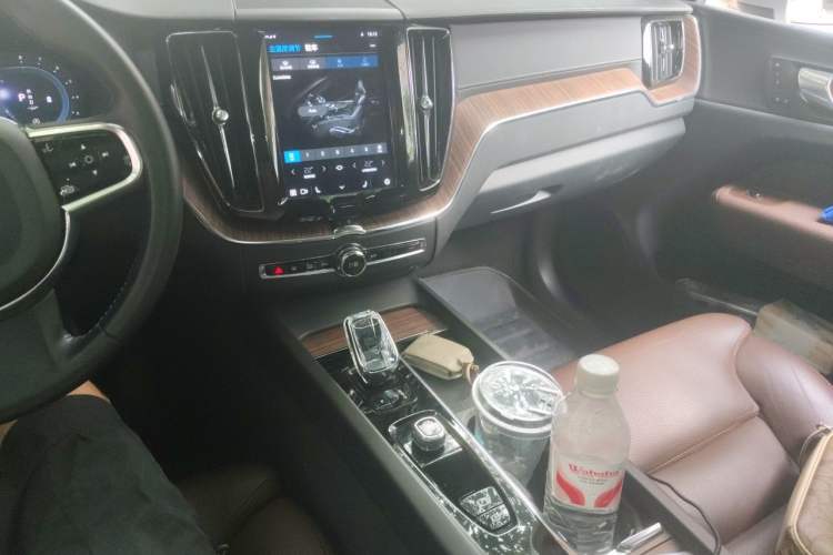 Used Volvo XC60 2022 B5 4x4 Smart Luxury Edition Audio And AC Panel