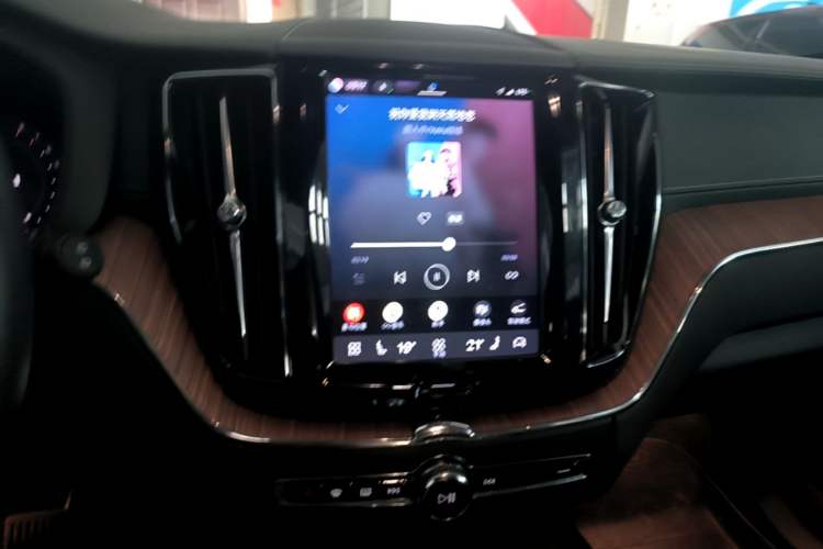 Used Volvo XC60 2022 B5 4x4 Smart Luxury Edition Audio And AC Panel