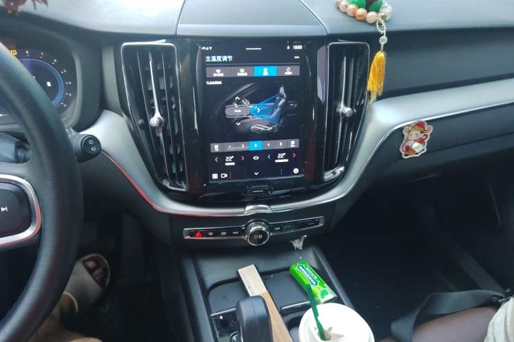Used Volvo XC60 2022 B5 4x4 Zhiyi Luxury Edition Audio And AC Panel