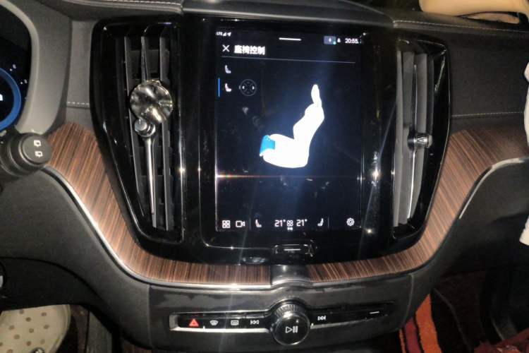 Used Volvo XC60 2022 B5 4x4 Smart Luxury Edition Audio And AC Panel