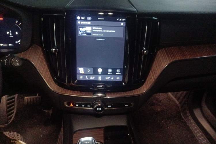 Used Volvo XC60 2022 B5 4x4 Smart Luxury Edition Audio And AC Panel