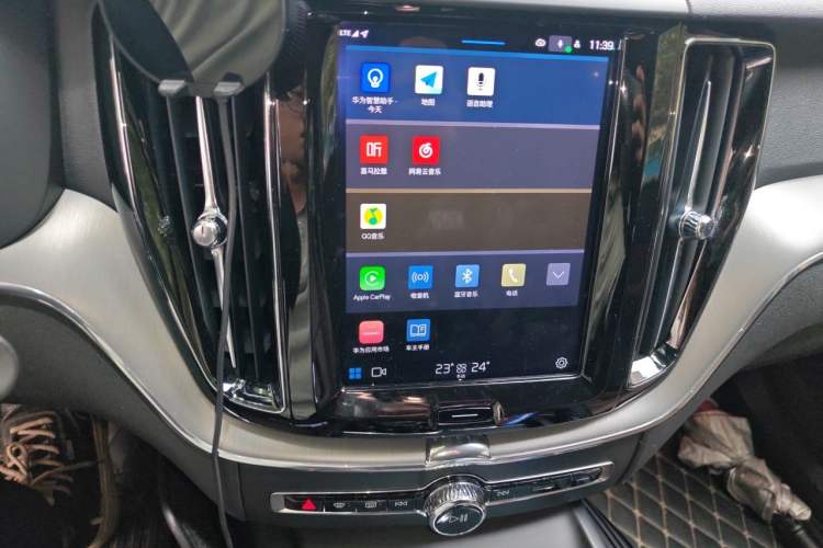 Used Volvo XC60 2022 B5 4x4 Zhiyi Luxury Edition Audio And AC Panel
