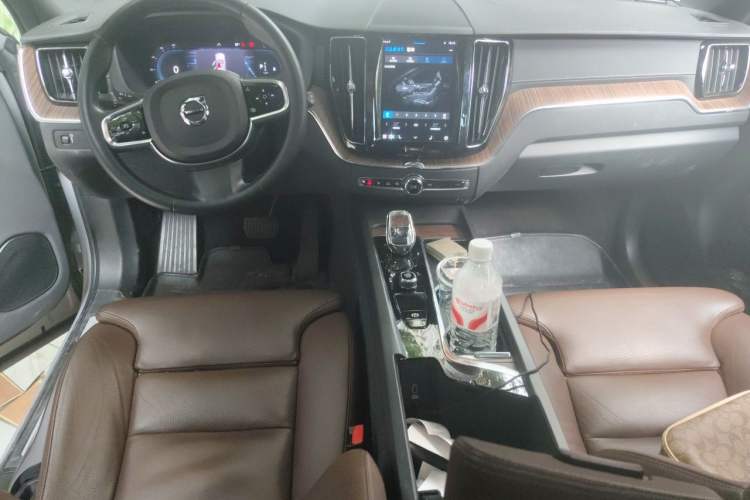 Used Volvo XC60 2022 B5 4x4 Smart Luxury Edition Center Console