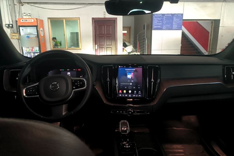 Used Volvo XC60 2022 B5 4x4 Smart Luxury Edition Center Console