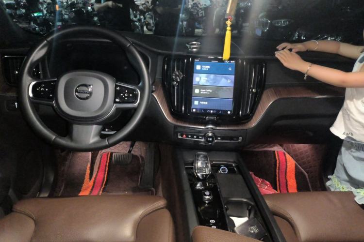 Used Volvo XC60 2022 B5 4x4 Smart Luxury Edition Center Console