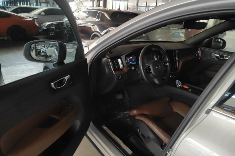 Used Volvo XC60 2022 B5 4x4 Smart Luxury Edition Driver Seat
