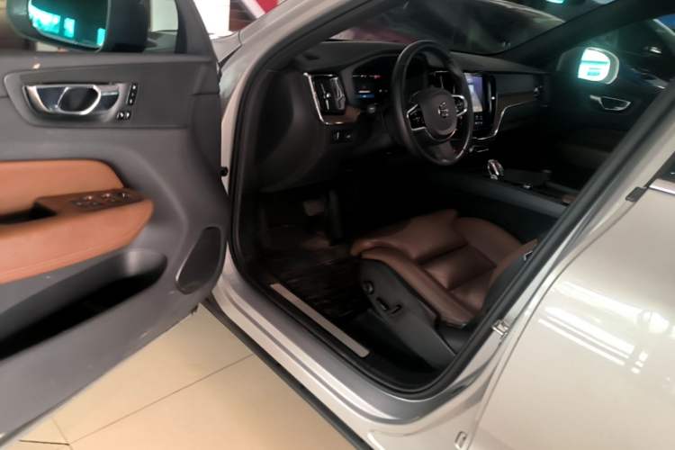 Used Volvo XC60 2022 B5 4x4 Smart Luxury Edition Driver Seat