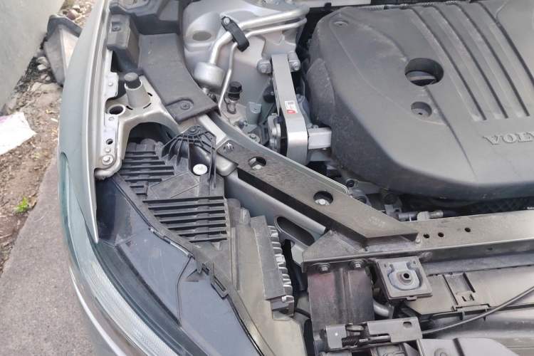 Used Volvo XC60 2022 B5 4x4 Zhiyi Luxury Edition Engine Bay Right