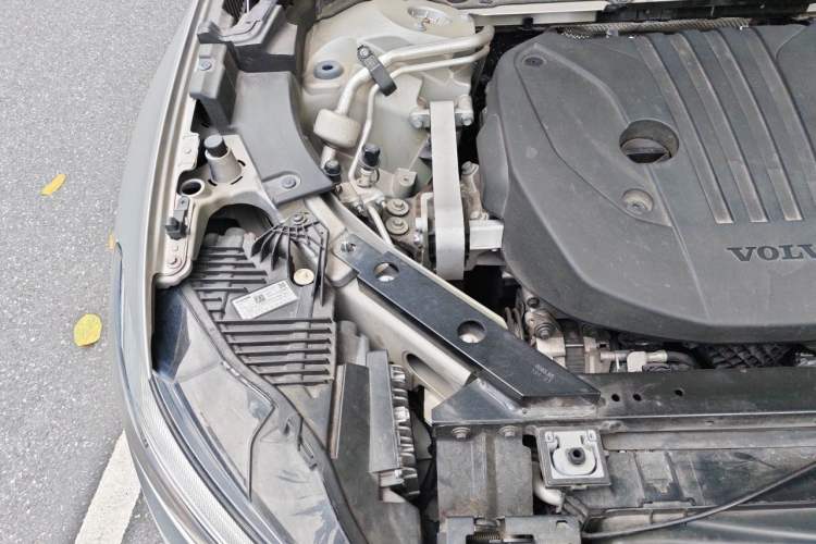 Used Volvo XC60 2022 B5 4x4 Zhiyi Luxury Edition Engine Bay Right