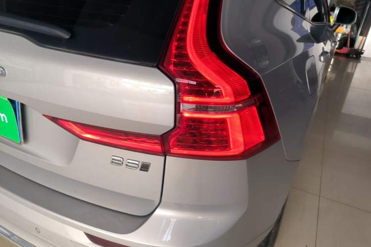 Used Volvo XC60 2022 B5 4x4 Smart Luxury Edition Exterior 3