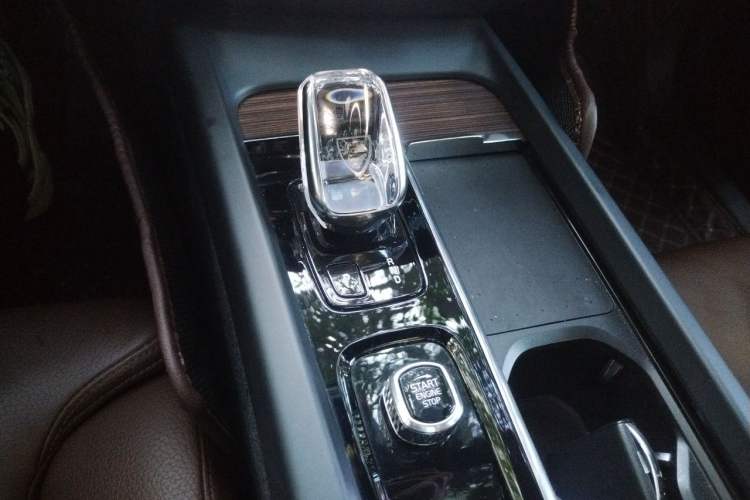 Used Volvo XC60 2022 B5 4x4 Smart Luxury Edition Gear Lever