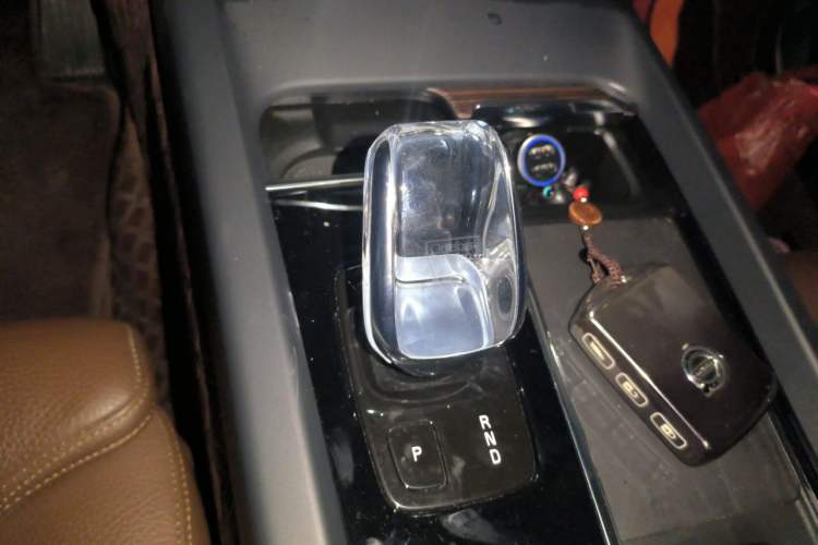 Used Volvo XC60 2022 B5 4x4 Smart Luxury Edition Gear Lever