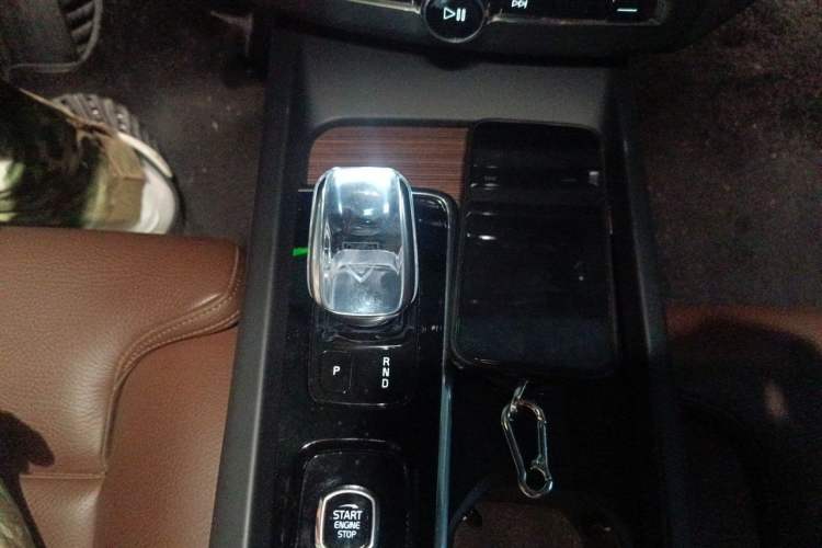Used Volvo XC60 2022 B5 4x4 Smart Luxury Edition Gear Lever